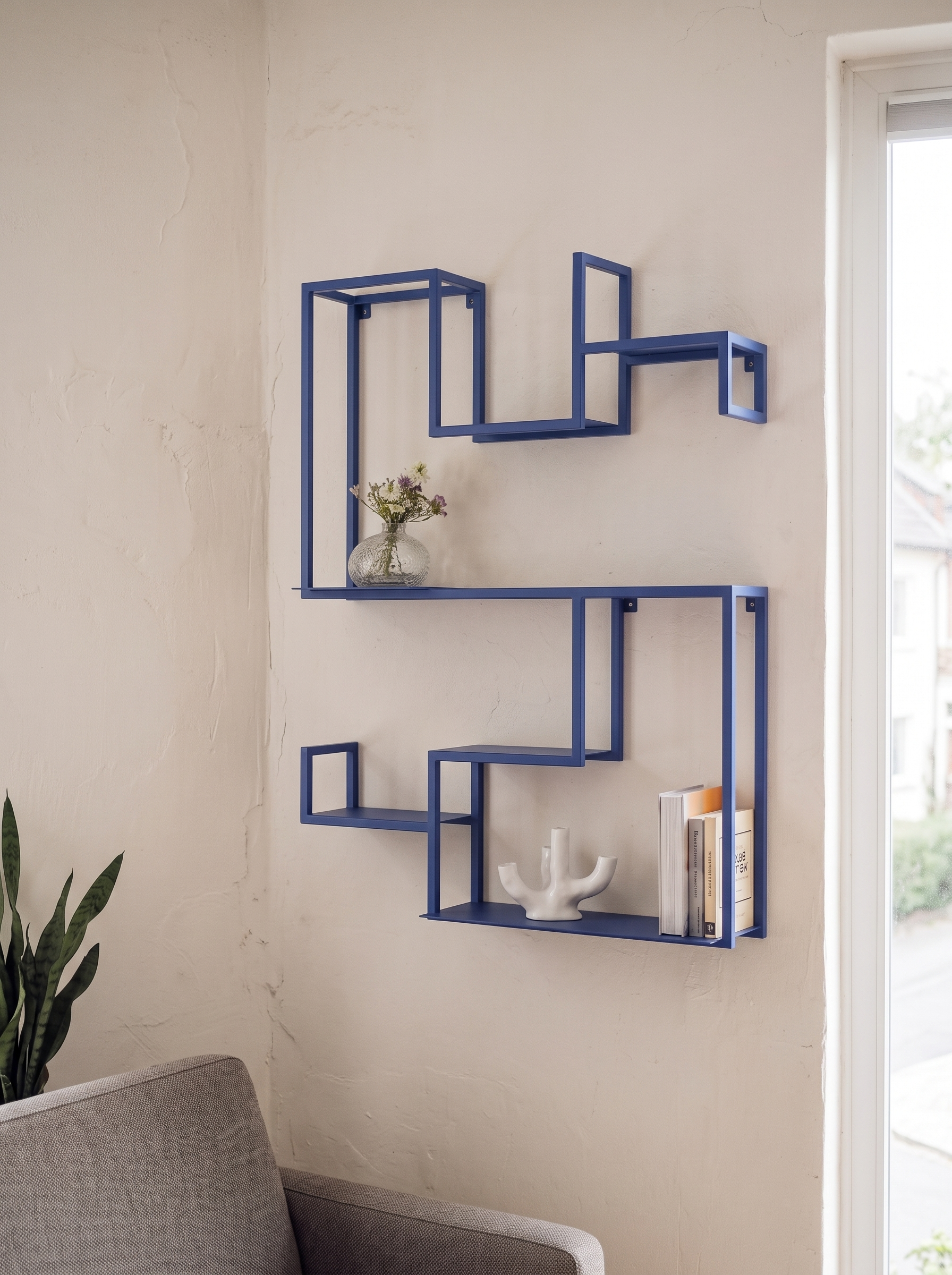 Repisa Orso Azul en espacio minimalista