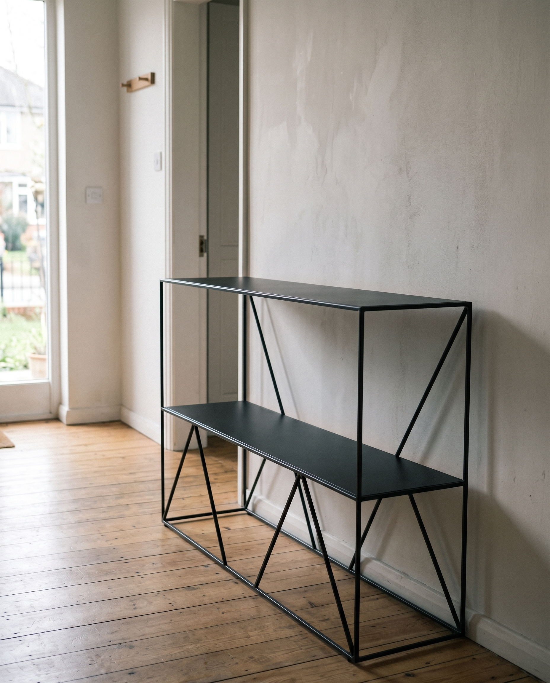 Credenza Varen Negro en espacio minimalista