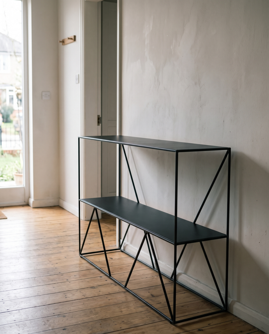 Credenza Varen Negro en espacio minimalista