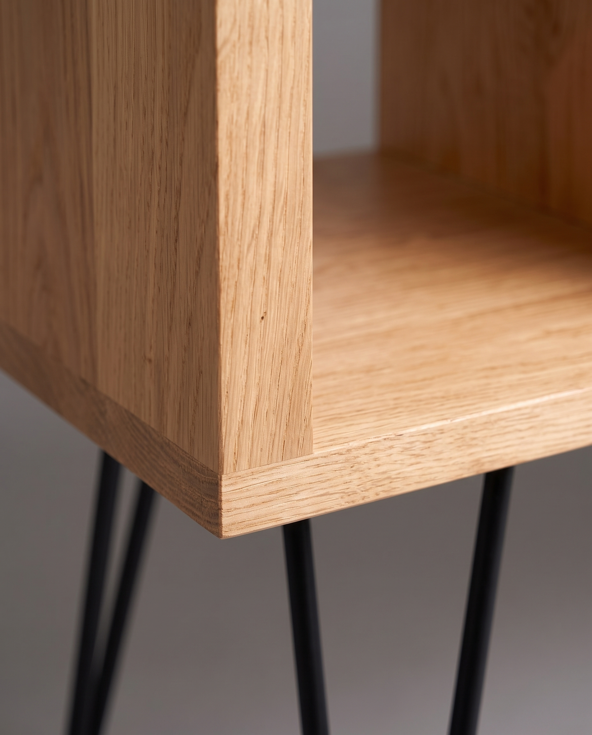 Credenza Baco Encino detalle esquina de madera