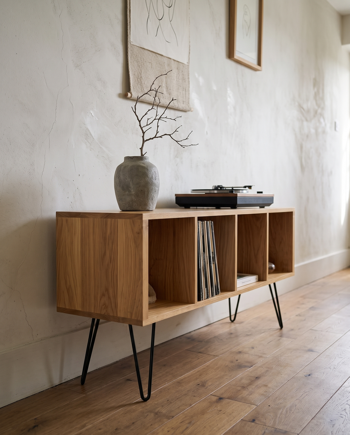 Credenza Baco Encino en otro espacio minimalista con productos