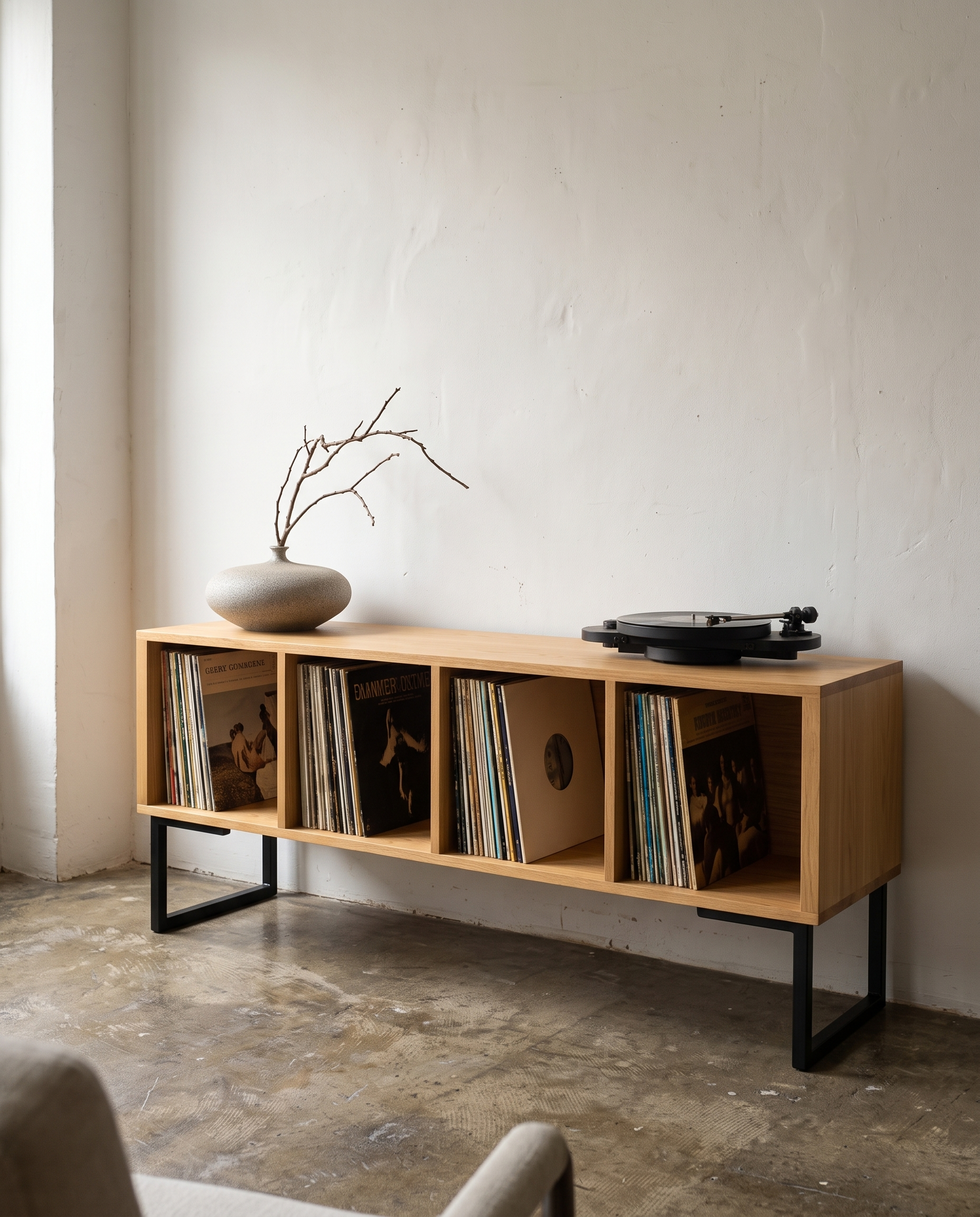 Credenza Eros Encino en espacio minimalista con productos