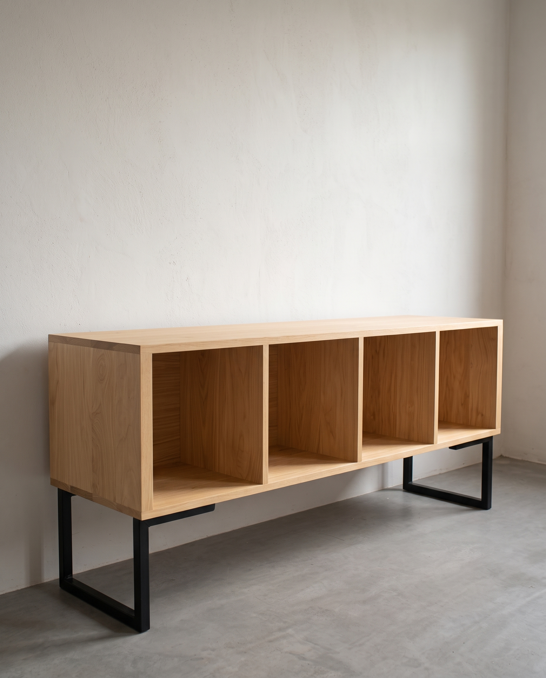 Credenza Eros Encino en espacio minimalista sin productos