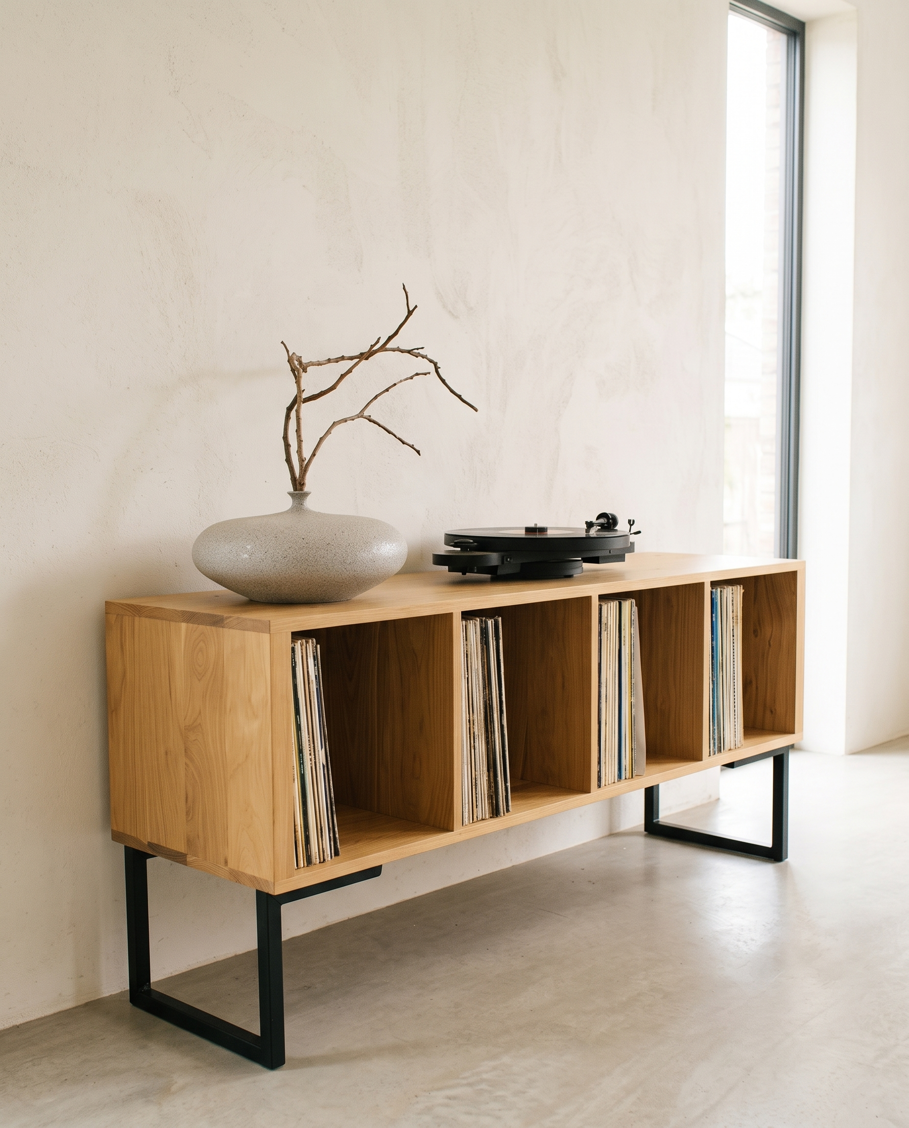Credenza Eros Encino en otro espacio minimalista con productos