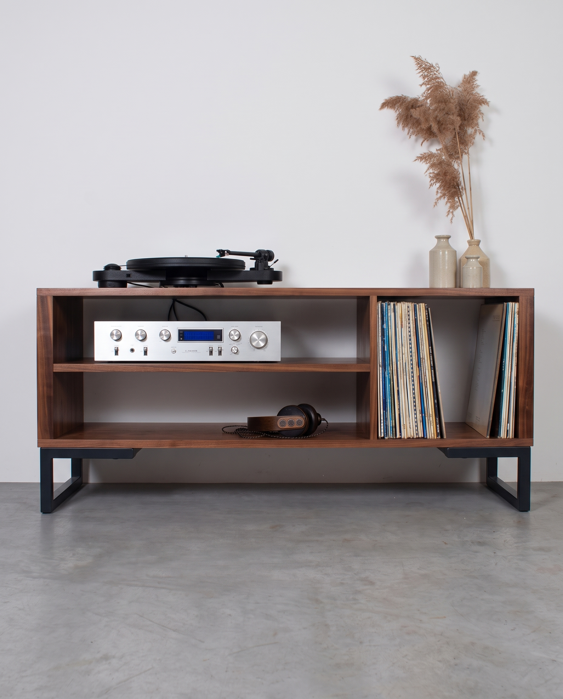 Credenza Febo Tzalam de frente con productos