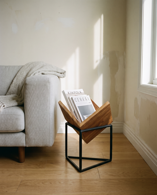 Revistero Hasen Tzalam con revistas junto a mueble